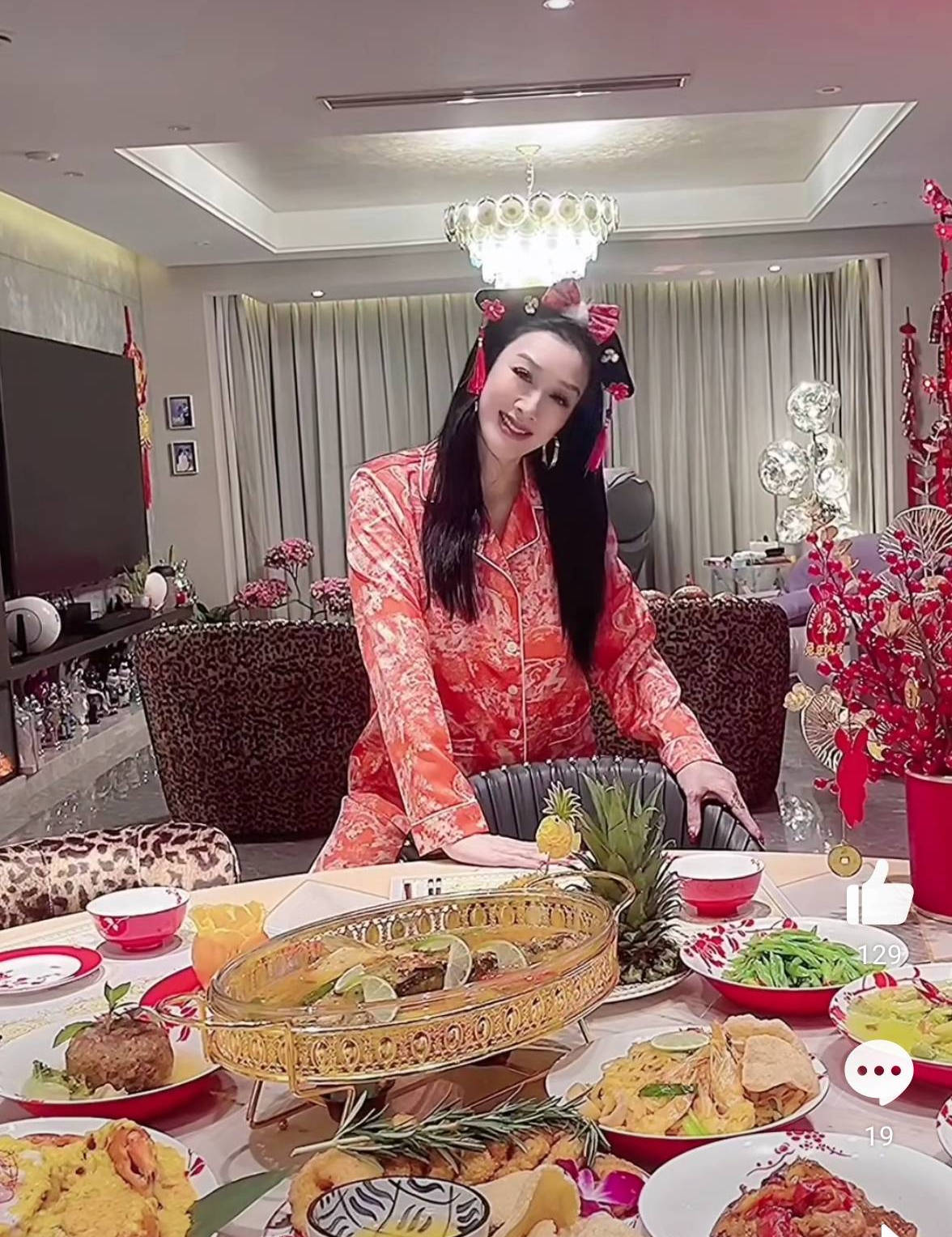 钟丽缇张伦硕晒拜年写真 两人对镜比心恩爱甜蜜-搜狐大视野-搜狐新闻