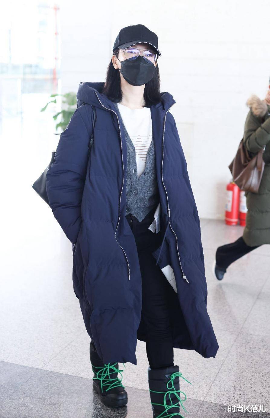 陈数穿深蓝色棉大衣走机场,搭配绿绑带长筒靴,保暖又显气场!