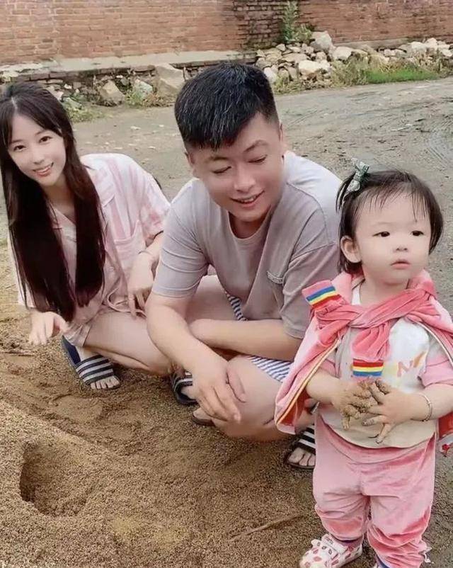 贺树峰一家三口现身商场,妻子穿衣风格引热议,牛仔抹胸太清凉_杨晨