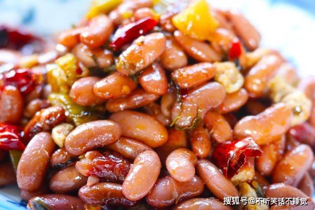 3,来点花椒把它炒香,接着倒入我们准备好的红豆翻炒;2,锅中放入植物油