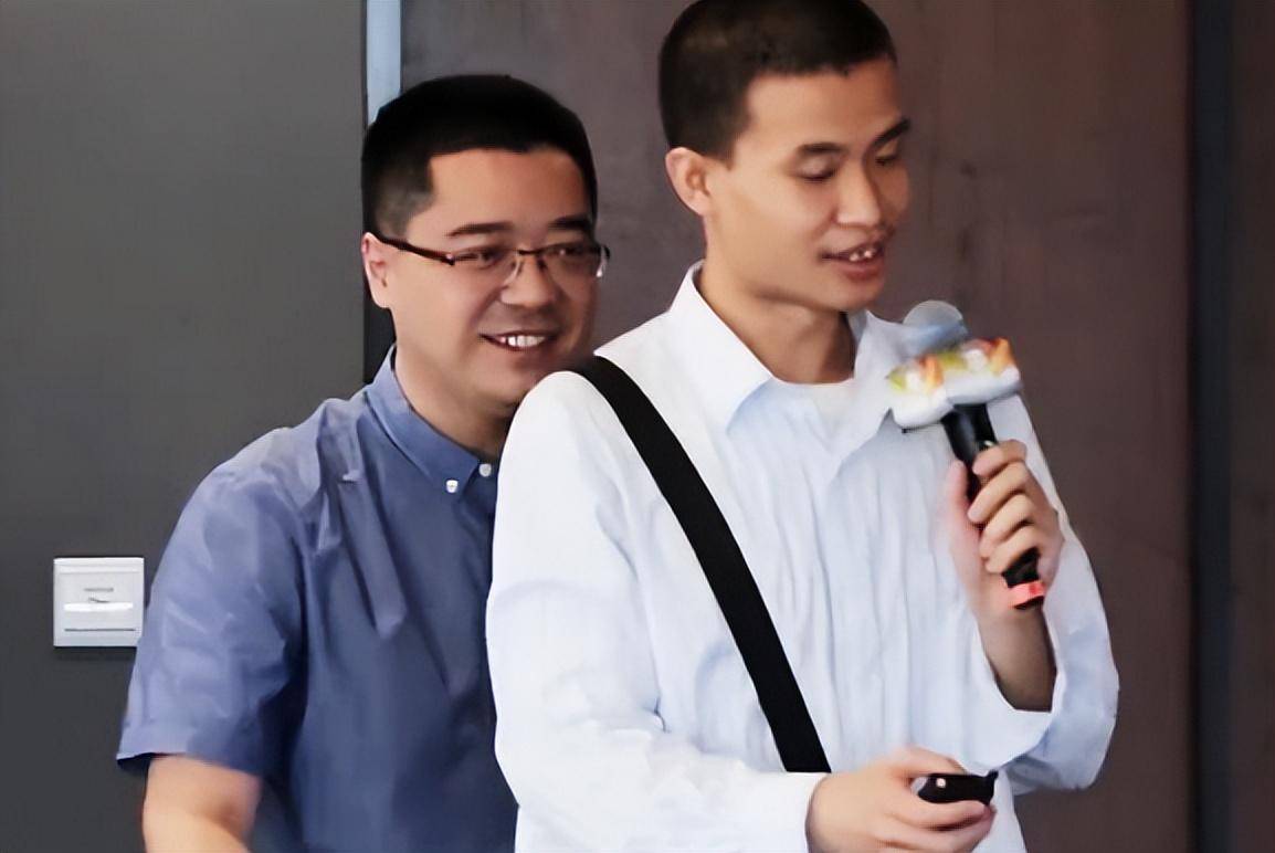 韦东奕高中上课照意外火了,坐姿挺拔全程闭目,桌上只有一个物品_韦神