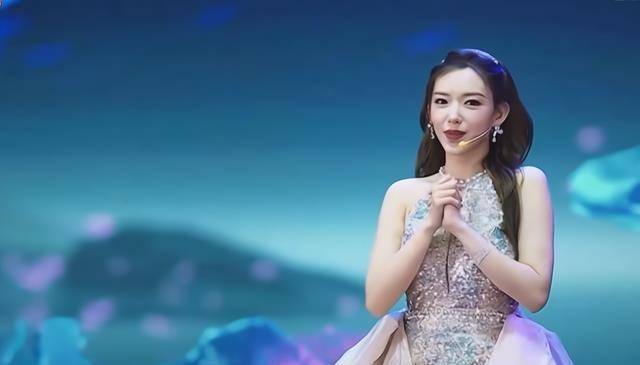 假唱也好意思吹人美歌甜,跨年演唱会变成跨年"演技会"_杨紫_首歌_话筒