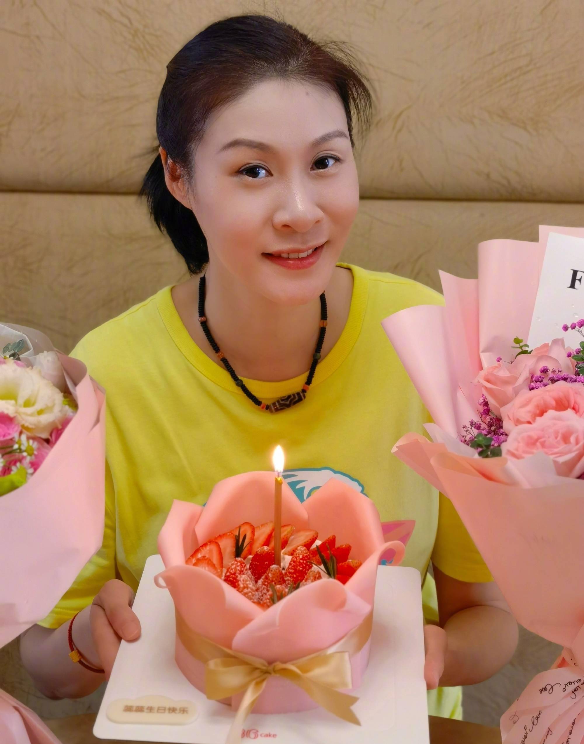 41岁赵蕊蕊原近照,大长腿抢镜,单身未婚,普通人很难达到择偶标准_中国