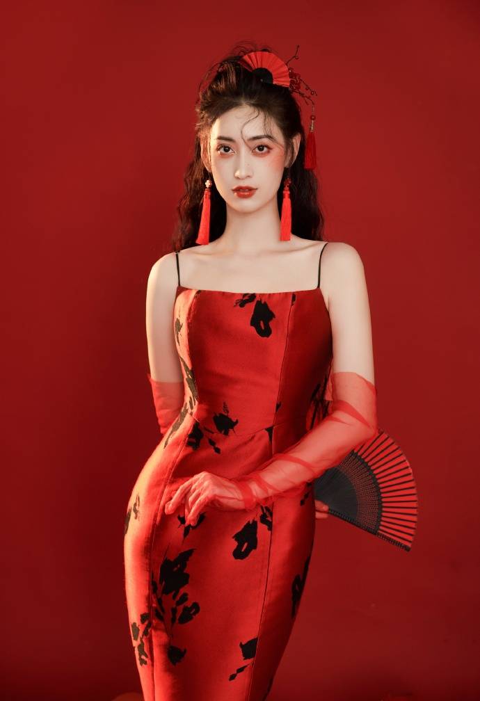 这是谭乔尹全身正面照片.