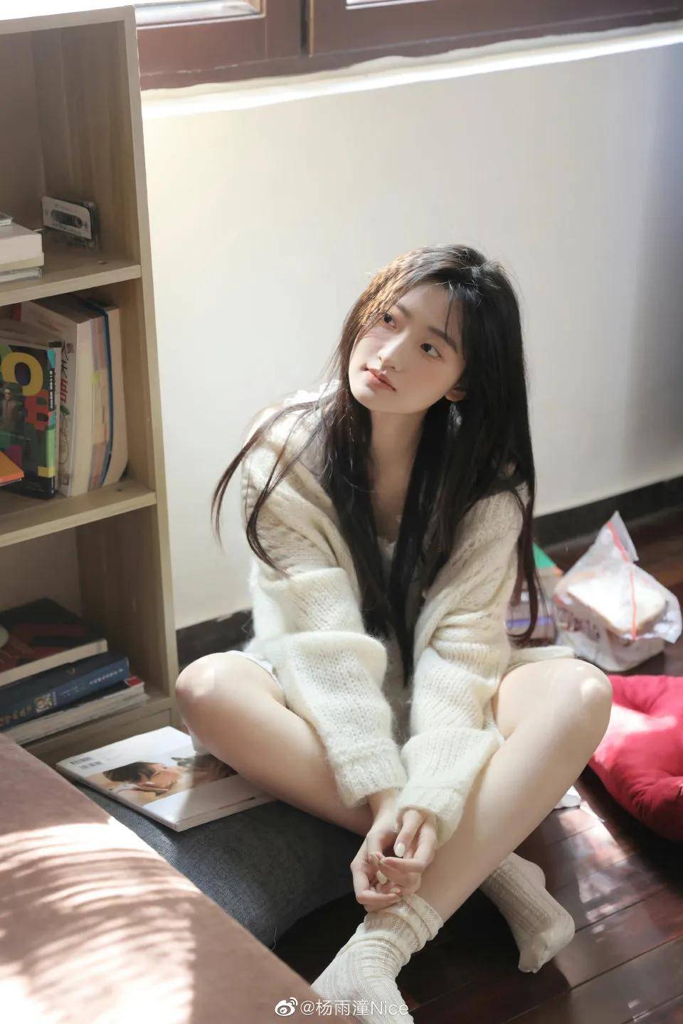 杨雨潼背心裙针织外搭纯白少女造型_照片_漂亮_模样