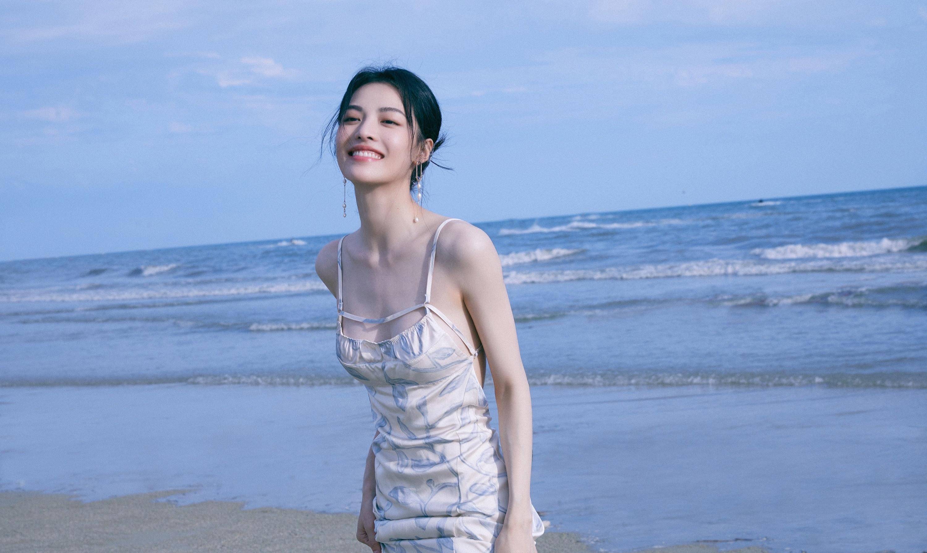 你是夏日流动的风景,比海滩更美的是你的笑容!_钟楚曦_印花_天鹅