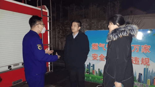 除夕夜送温暖 织牢“安全网” (图2)