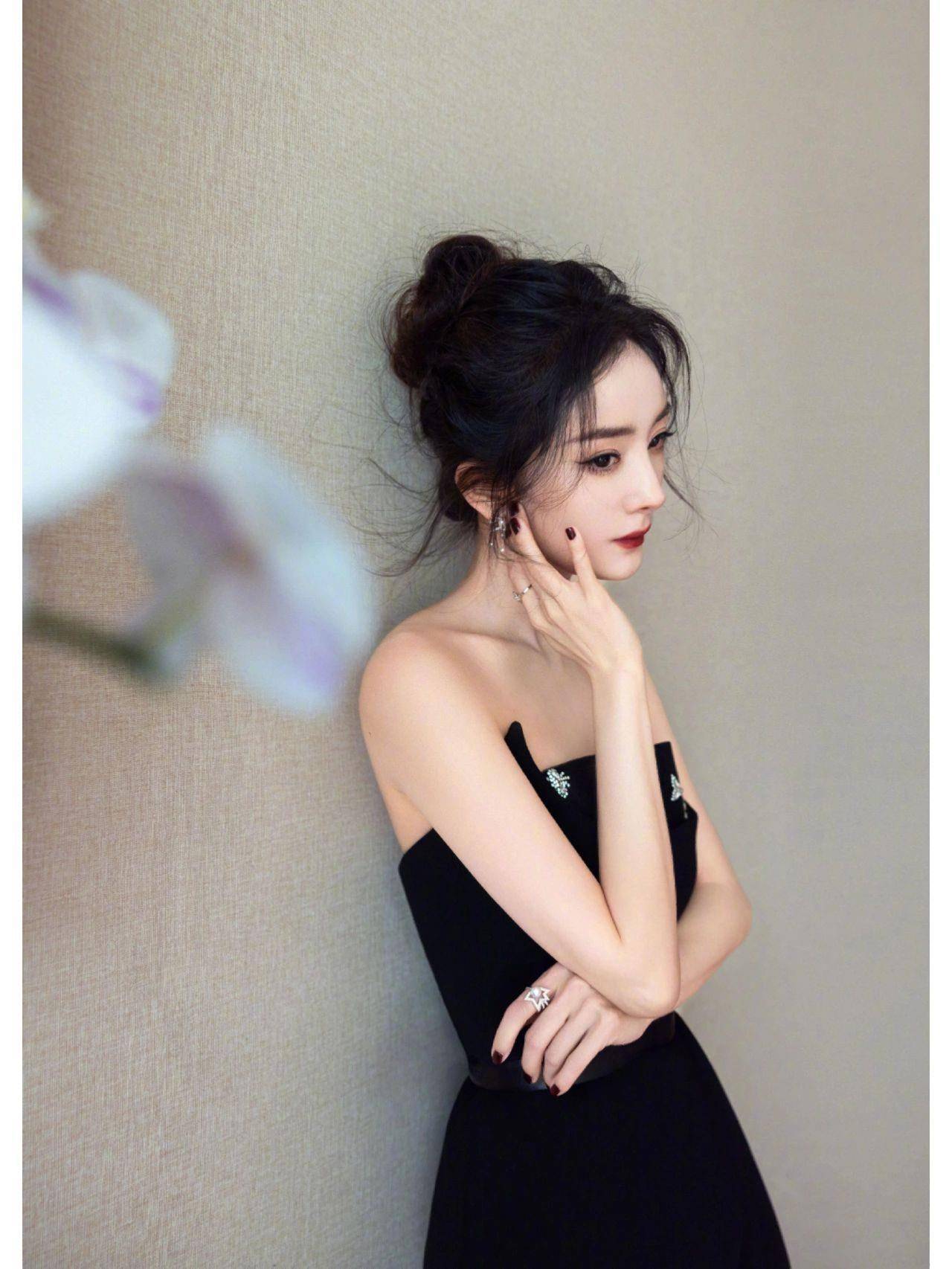 杨幂到底是时尚女王,穿黑色抹胸礼服高冷霸气,时髦洒脱_线条_设计