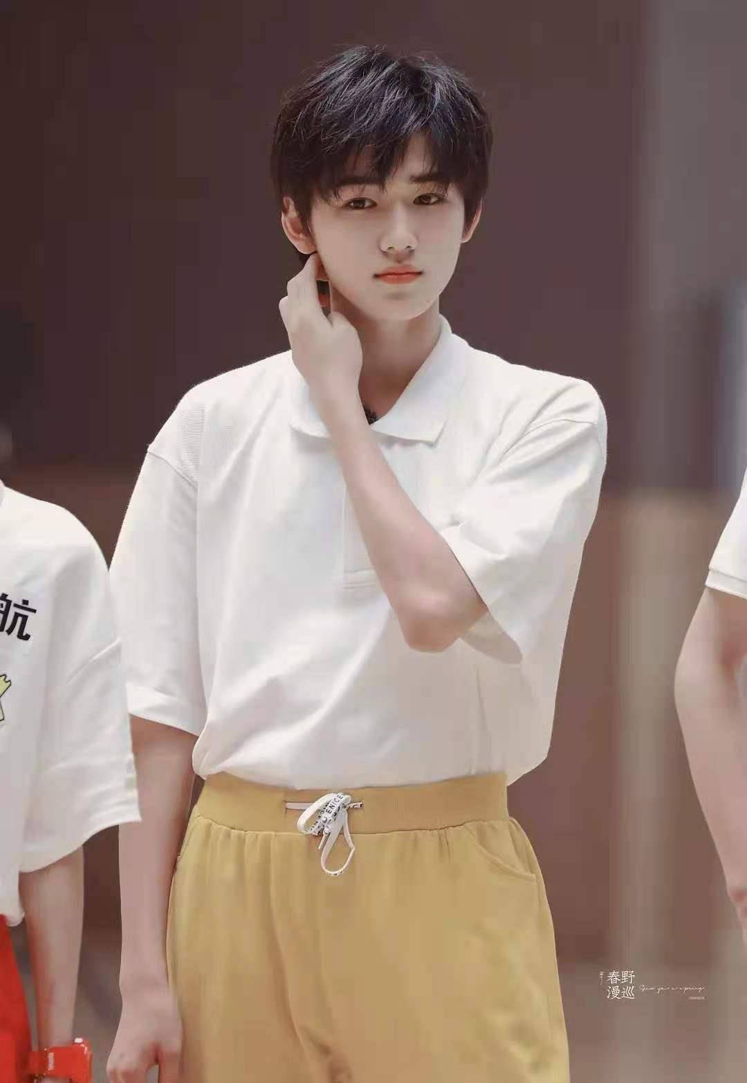 宋亚轩儿童节晒自拍,素颜照引发热议,时代少年团门面就这?