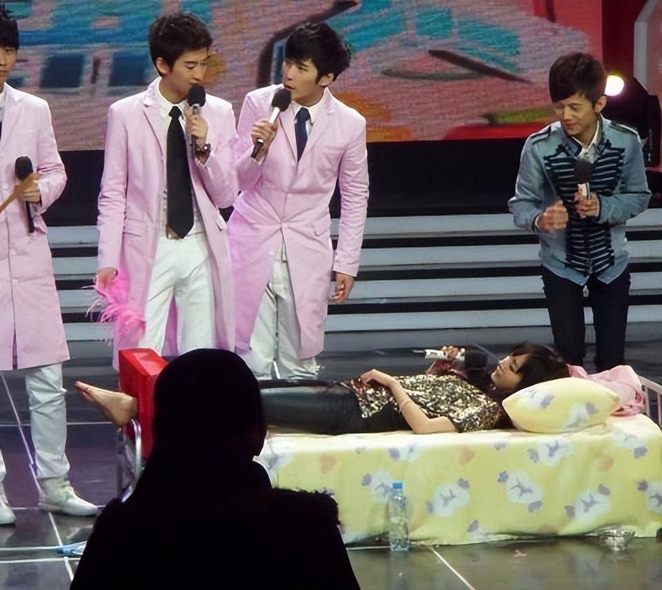 "撩汉高手"杨幂:机智自嘲回应脚臭传闻,与唐嫣成be美学天花板_谢霆锋