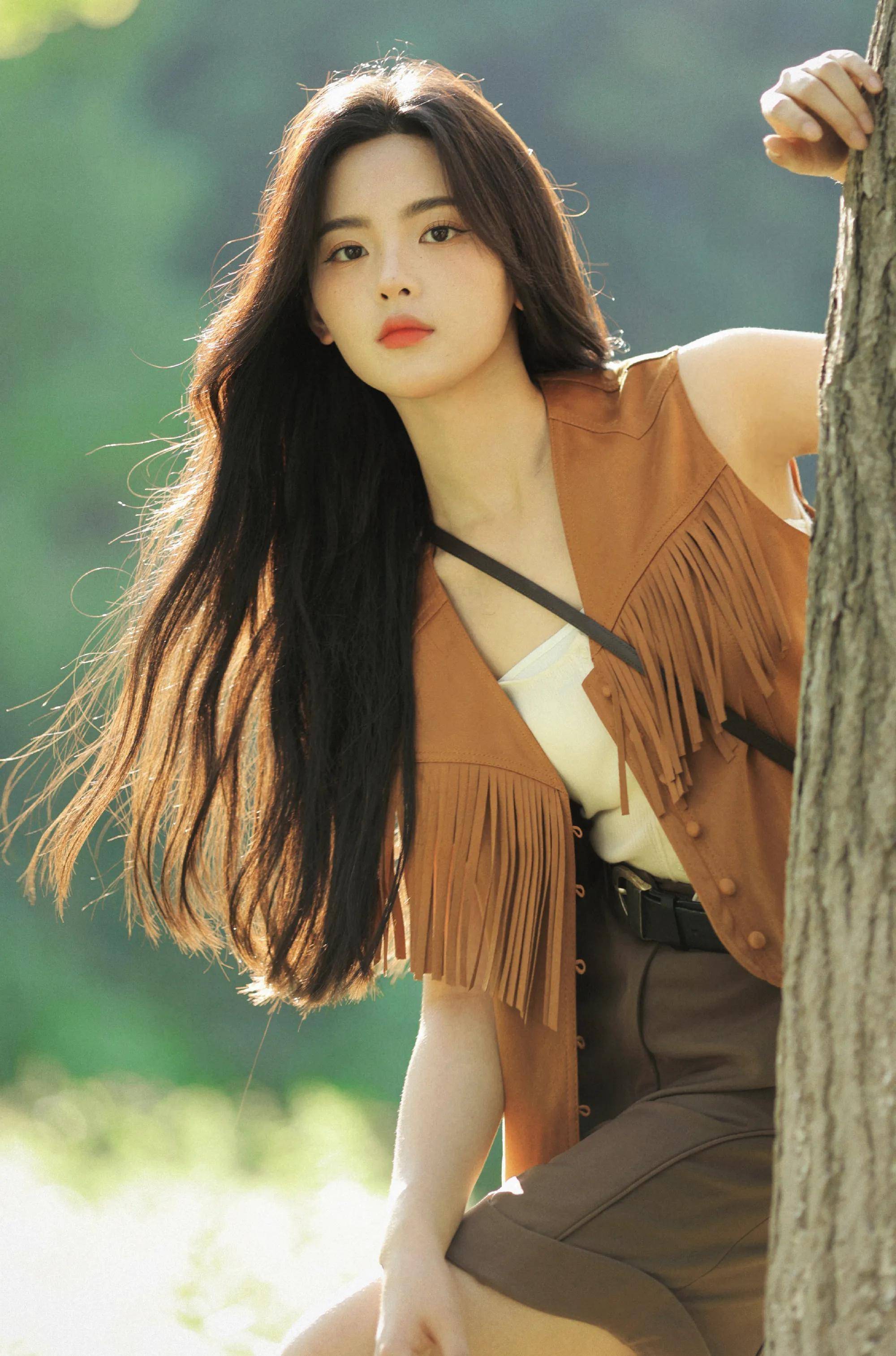 杨超越晒美照,身穿蓝色碎花裙,明媚又有生机_爱慕_玫瑰_漂亮