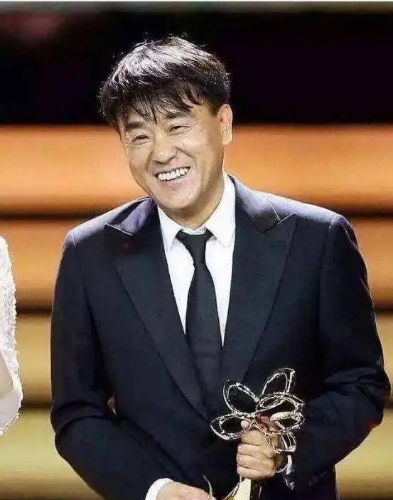 演员何冰:饭局遇多年女同学,因一句话就结婚,24年来零绯闻_李海洋