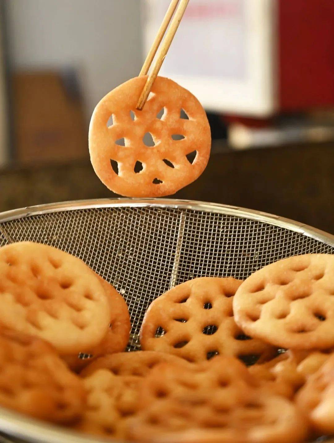 东莞过年传统小吃少不了油角,糖环,煎堆,炸金花!