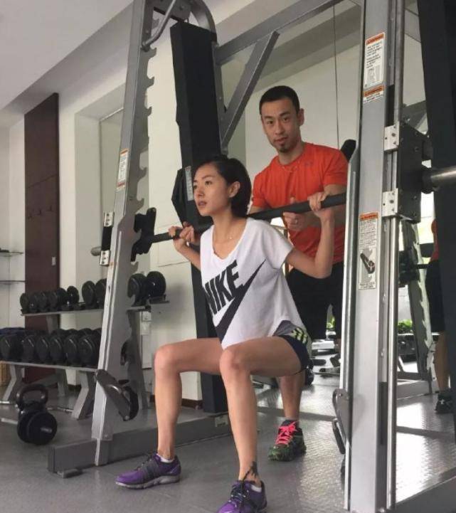 万茜升级版"亚洲蹲"火了,两条美腿惹人羡,真是太有气质_网友_女明星