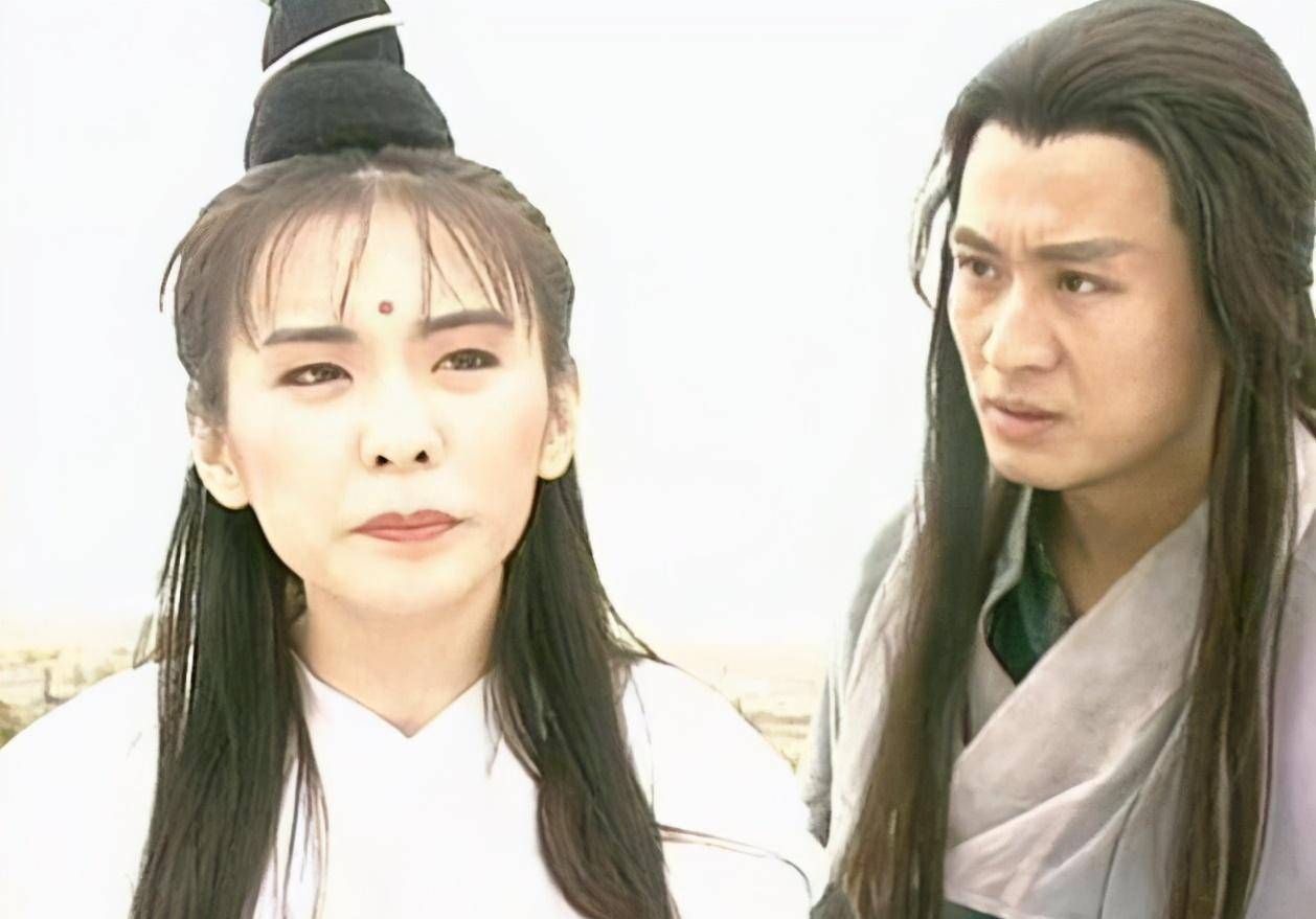 57岁孙兴游艇上打碟,头发凌乱胡子拉碴,站甲板舞步狂野抢镜_林美贞