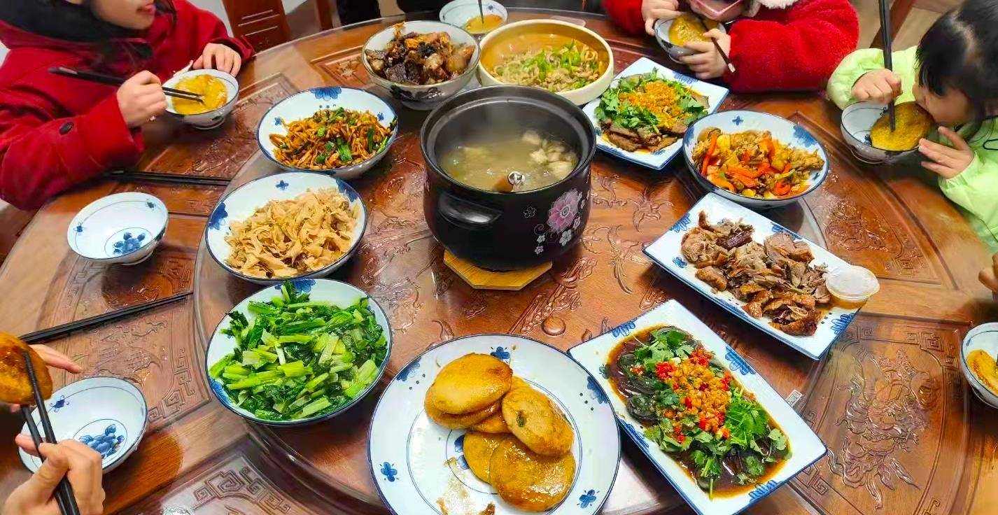 正月初二回娘家的时候,八个女婿做了一顿丰盛的大餐_道菜_宴席_大年