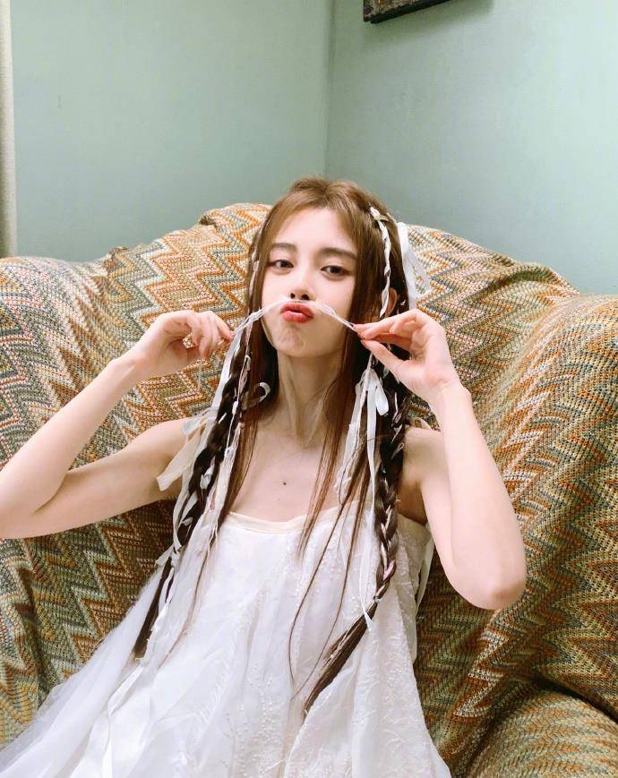 4000年一遇的美女鞠婧祎分享新年照片,美丽动人_穿着_张美照_显得