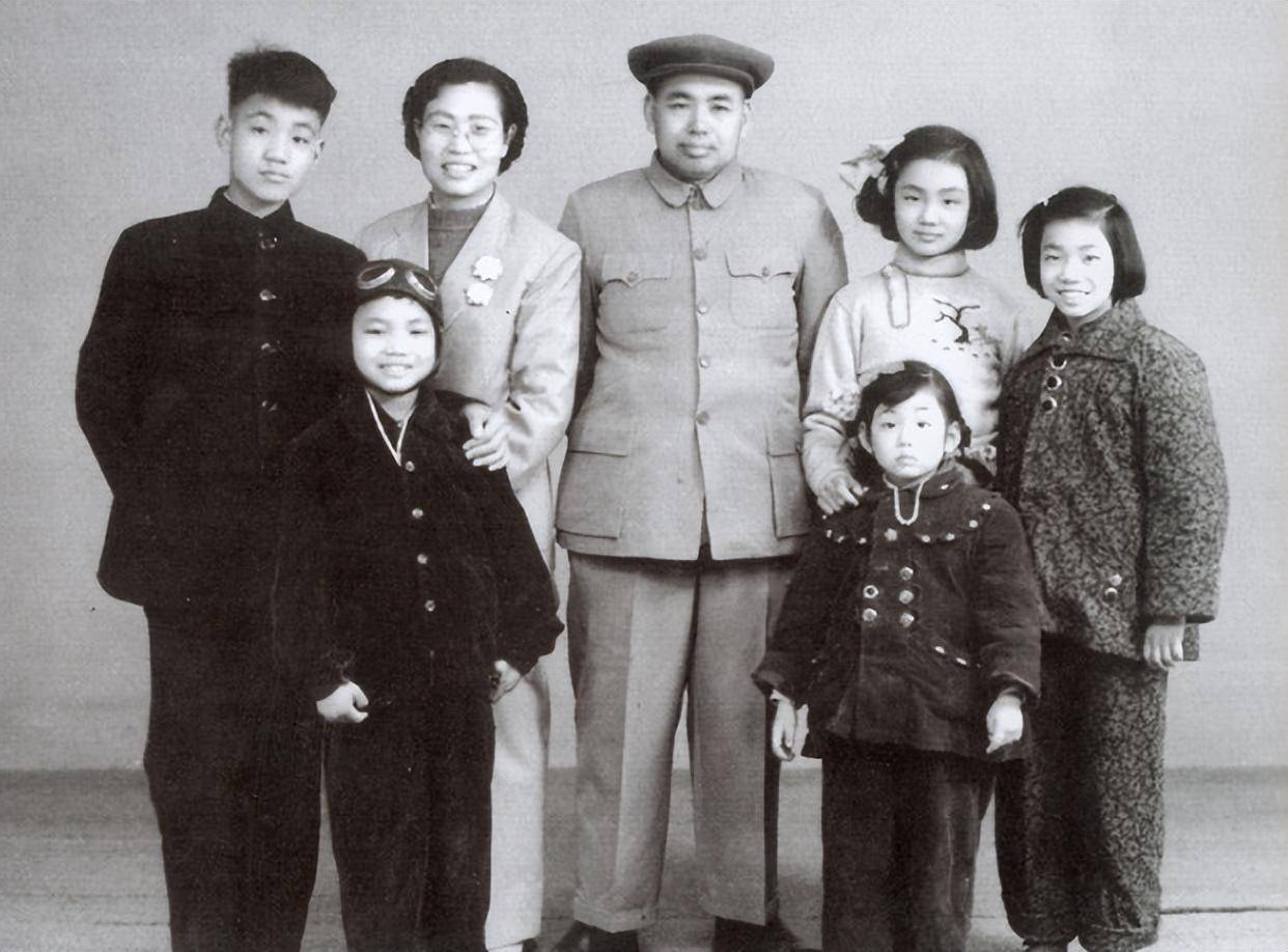 52年开国上将返乡,与亲叔叔对视一眼就要拔枪,母亲