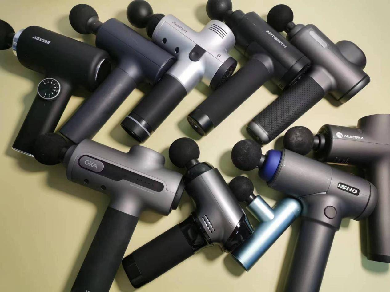 其实筋膜枪的原理是很简单的:产品内部特制了电机,以此带动按摩枪头