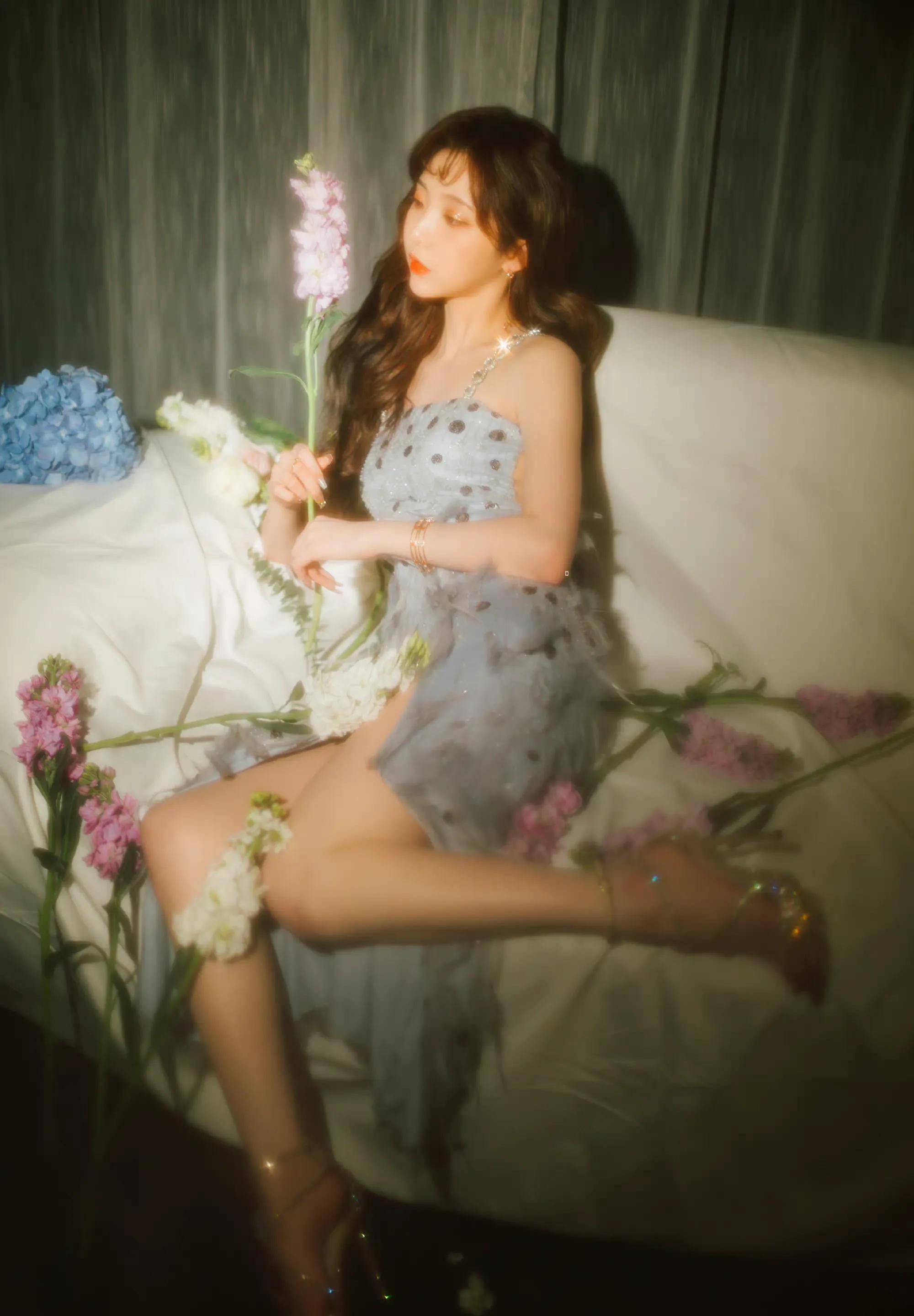 郑乃馨穿高开叉亮片羽毛裙置身花丛中美若仙子 清新唯美 纯欲风拉满