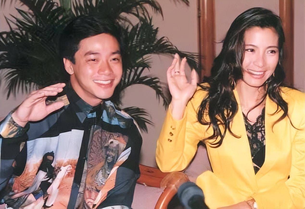 杨紫琼20岁出头的时候,曾和中国香港富商潘迪生有过一段婚姻,仅仅只有