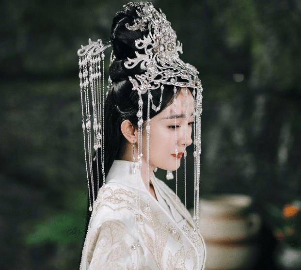 《枕上书》大婚造型,白浅vs凤九,一个仙气十足,一个不愧为"帝后"_杨幂