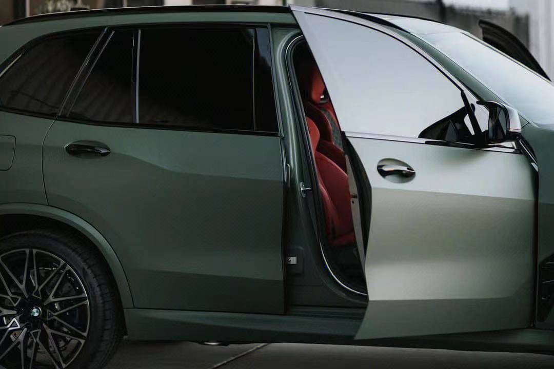 宝马卡慕斯改色膜pet消光军绿,沉稳大气的绿色