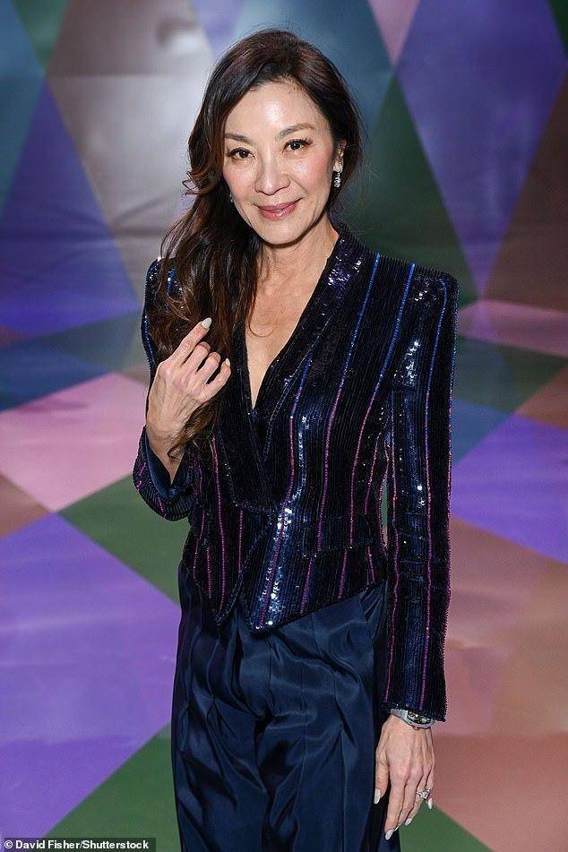 杨紫琼穿亮片衣看秀,和76岁未婚夫贴脸好甜,比超模第一夫人耀眼_让