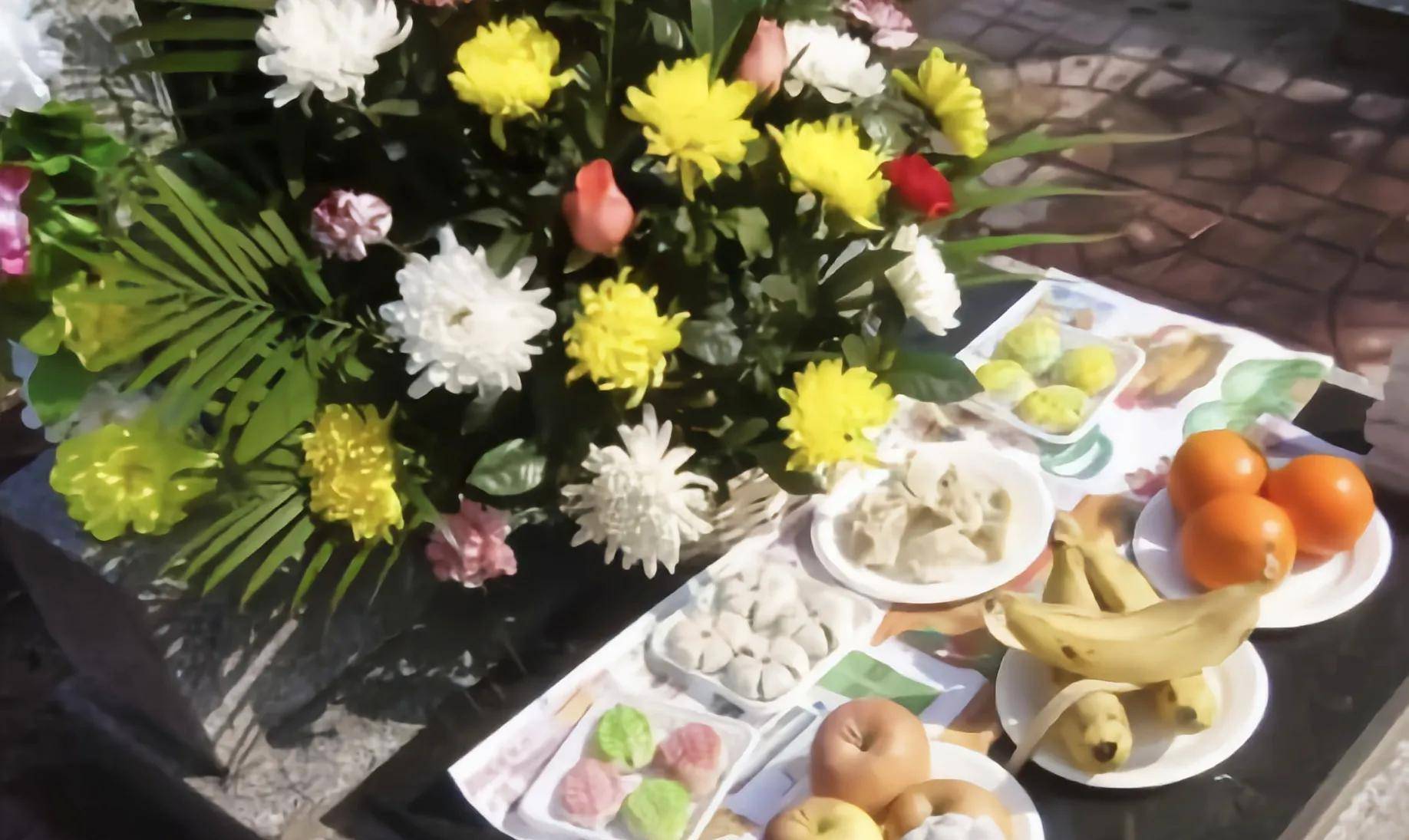 我国的丧葬习俗以及祭祖习俗在很早之前就有在坟前摆放供品的这种习俗