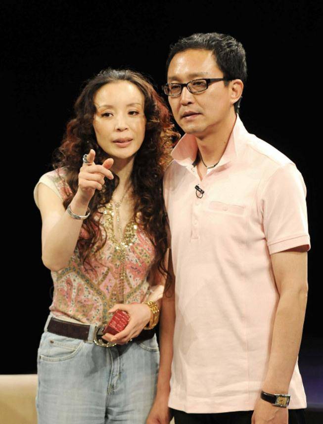 吴刚与妻子岳秀清:恩爱30余年,公认的模范夫妻,一家三口很幸福_男生
