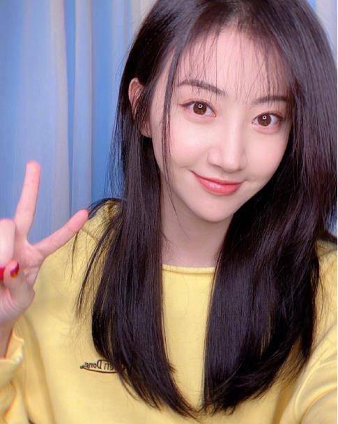 景甜心血来潮用原相机自拍,离开美颜滤镜,镜头拉近:确定31岁?