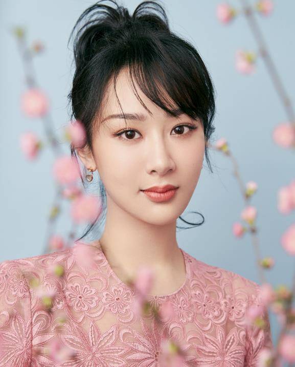 杨紫久违晒自拍,一连多天未洗头,瘦出大眼睛美出新高度_形象_因为_美