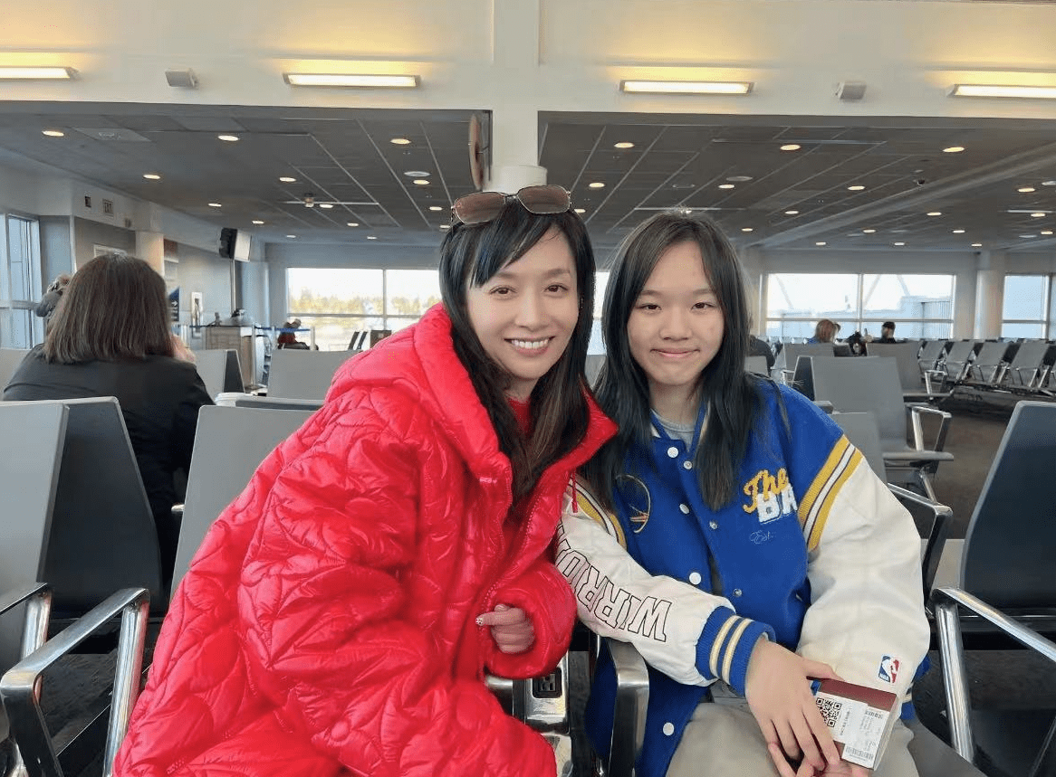 主持人王芳带家人美国过年!打扮朴素显低调,女儿身材火辣颜值高