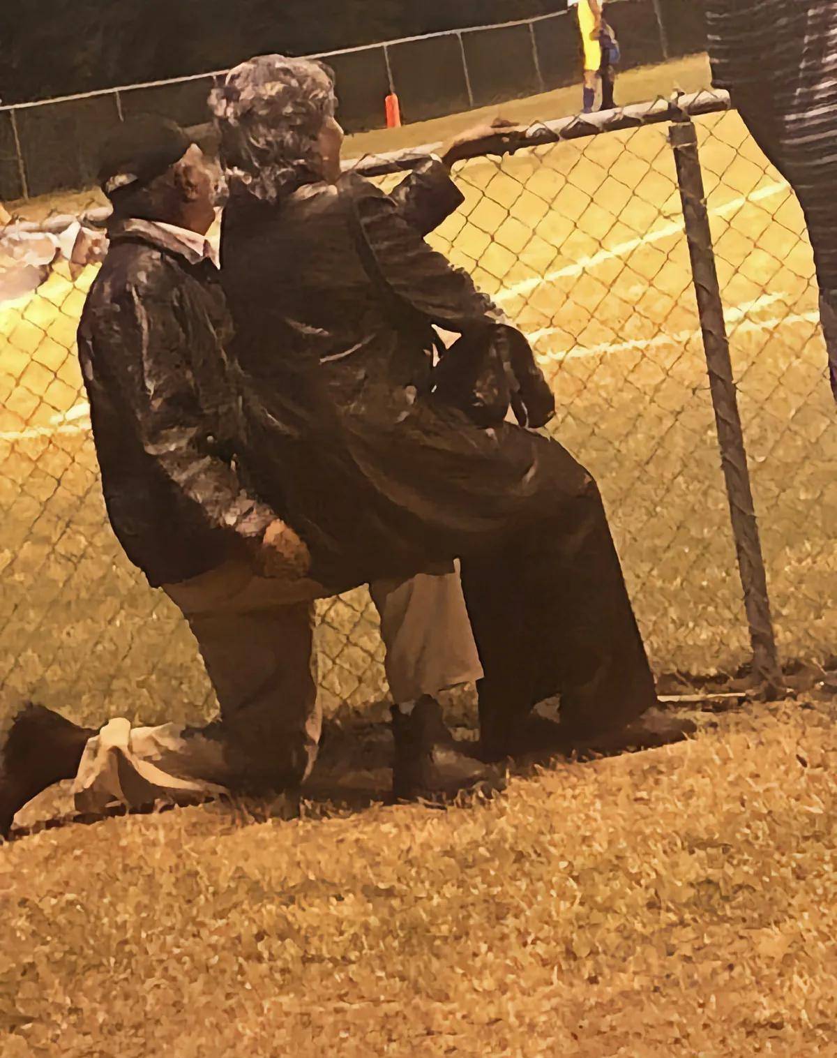 那些举止不雅的女性以及为富不仁的人,不要做出让世人戳脊梁骨的事