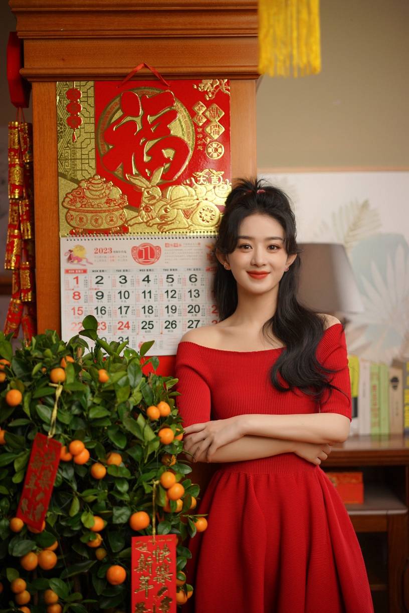 而戏外赵丽颖也特别换上露肩红色礼服裙向观众拜年,成熟的气质中又带