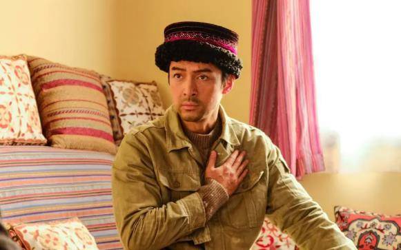 胡歌在其中则饰演一位戍边十七载最后为救人而英勇牺牲的塔吉克族英雄