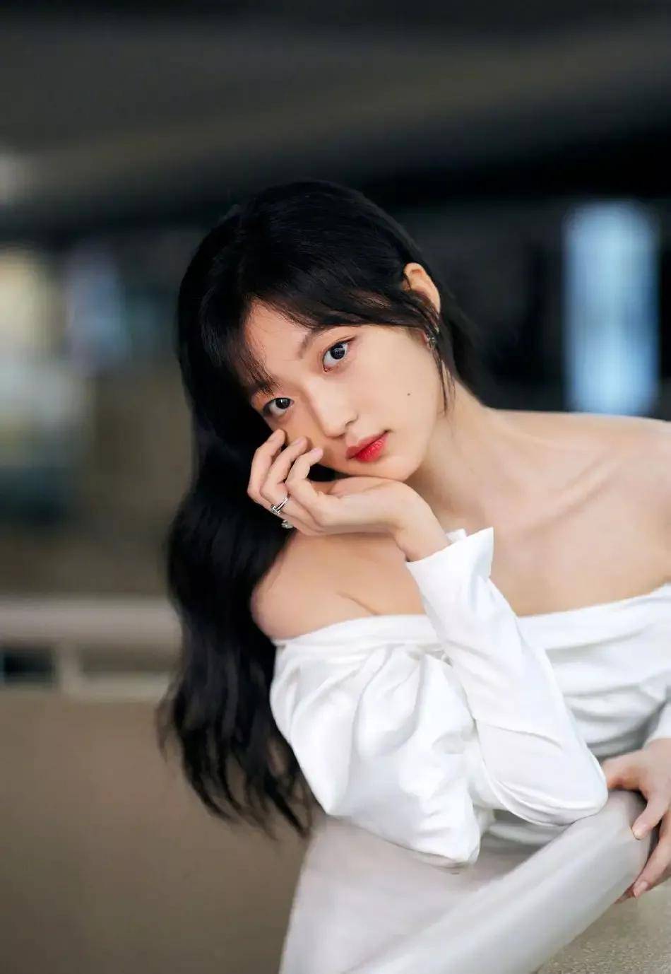 孙千#《风吹半夏中》中的她勇敢追爱,私服穿搭简直不要太迷人_身材