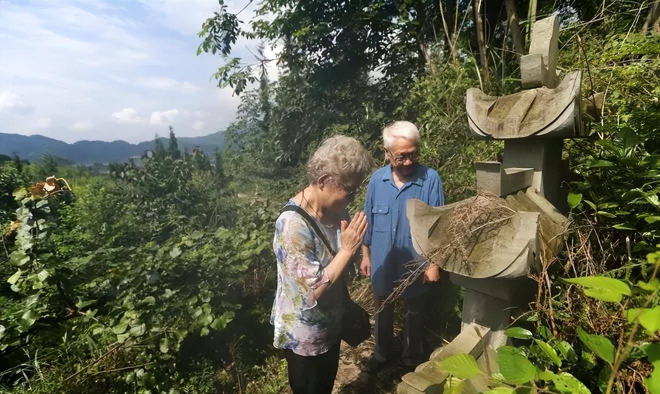 (张华勋和赵小姐给张母祭拜)作者:朱小鹿&心平气和关注我@朱小鹿
