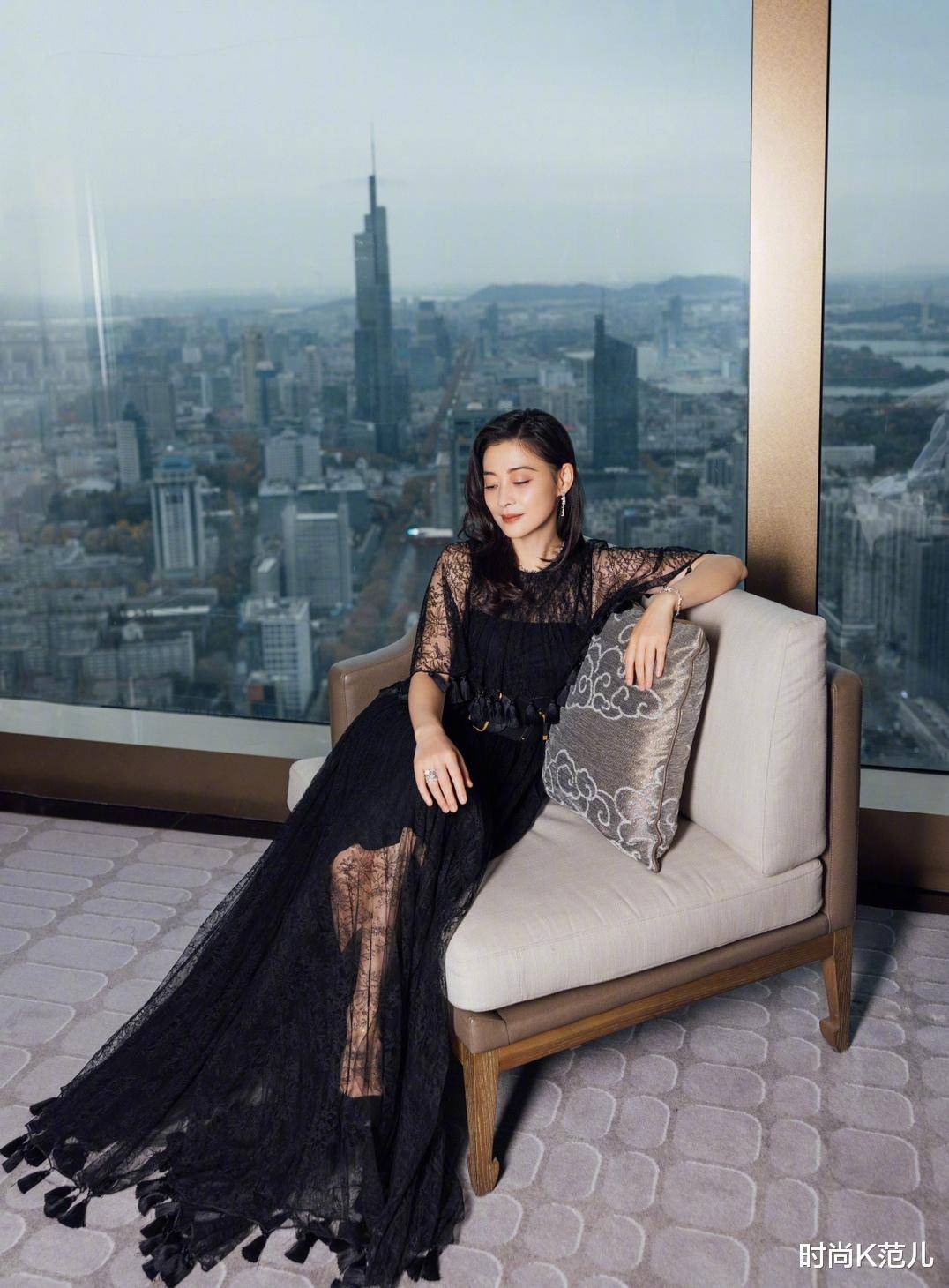 被47岁梅婷美到,穿一条黑色蕾丝长裙,端庄优雅气质出众!