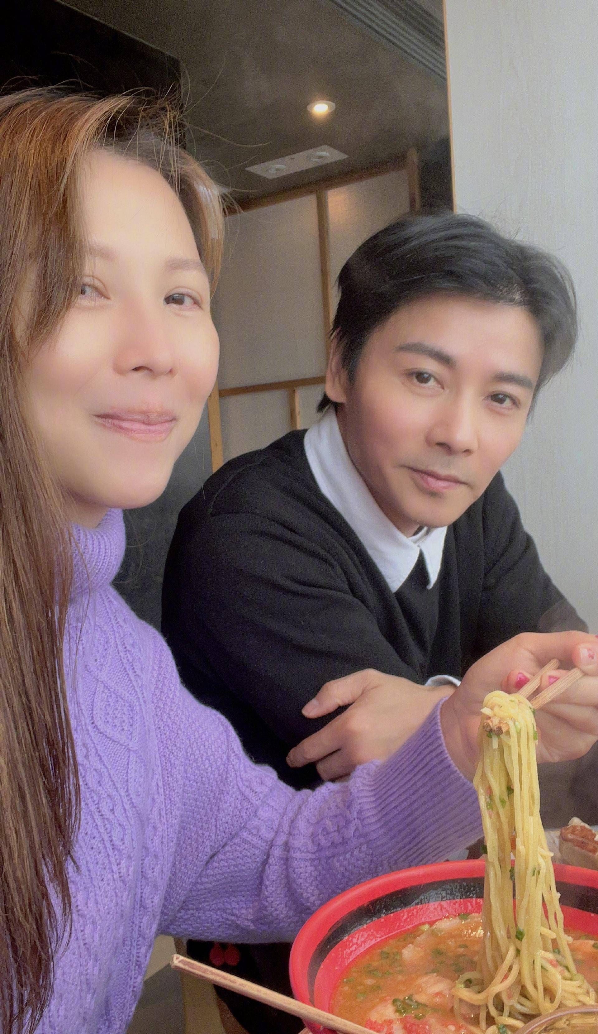 蔡少芬素颜庆祝结婚15周年,张晋34字真情告白超感人_老公_夫妻_什么