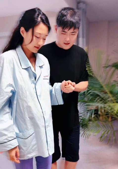 一会儿又端上了一盘烧鸡让老婆品尝,虽然林傲霏的脸上没