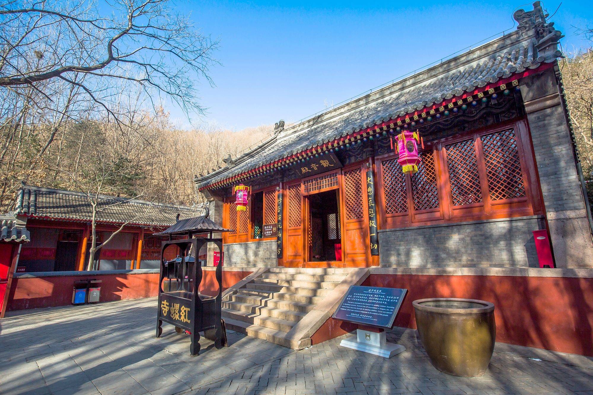 北京新春游玩好去处,千年古刹红螺寺,吸引了众多游客来祈福