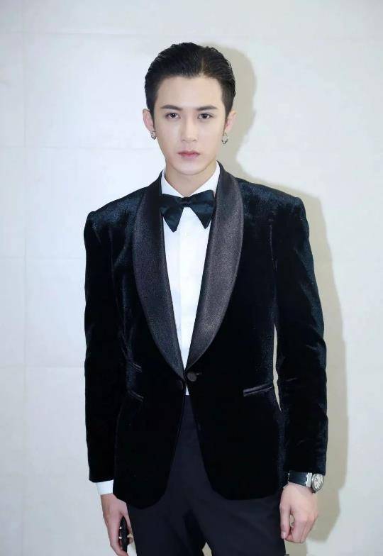 30岁男星人设崩塌,深夜与美女相约剧本杀,吞云吐雾悠闲自在_檀健_身高