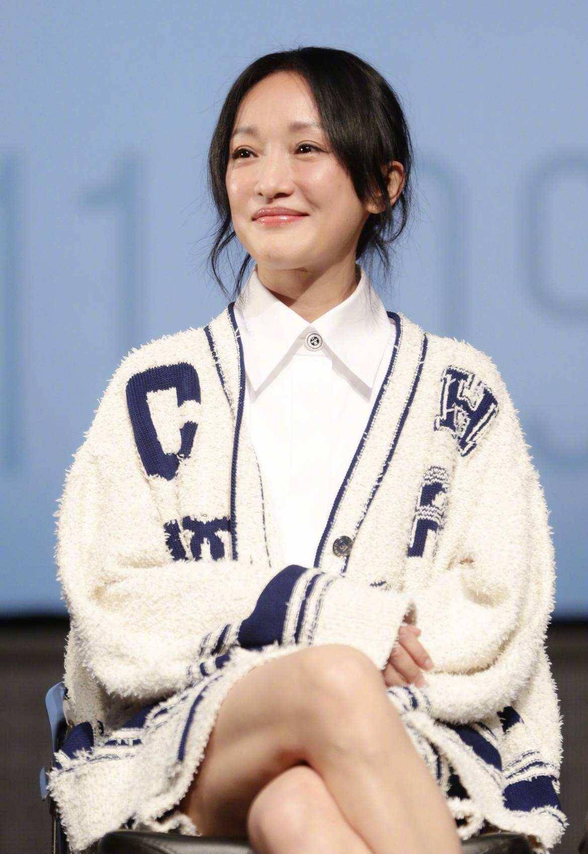 不过周迅真的不简单,明明是寒冷的季节,结果却要露出大腿,真是让人看