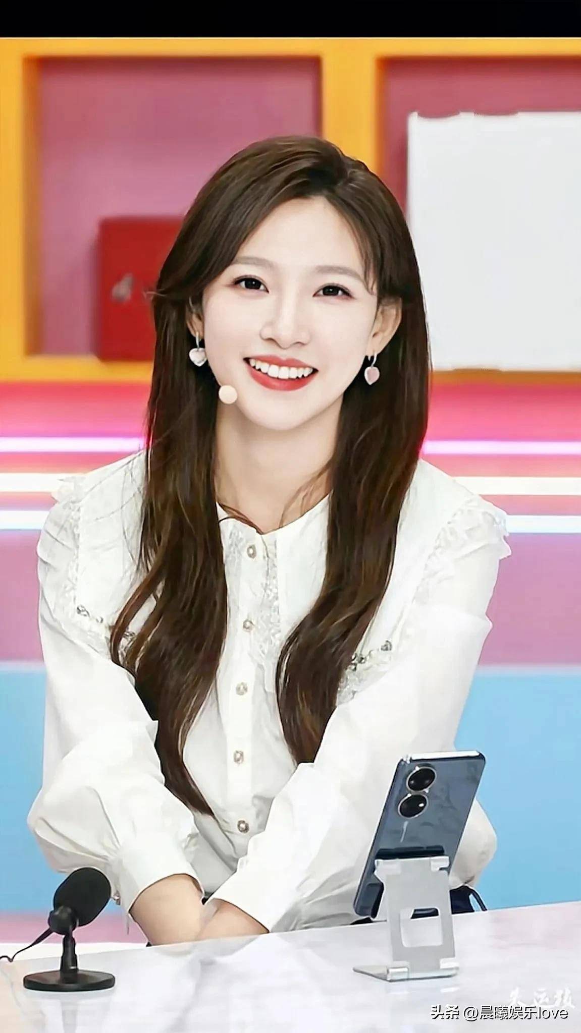 天下足球女神马凡舒,纯欲天花板,成为央视新台柱_气质_形象_美女