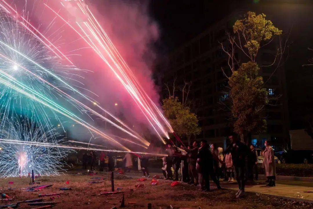 等不及了开始自制,做出多支普通的手持吐珠类升空烟花