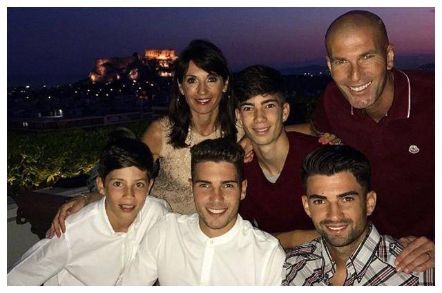 四,第四个儿子:以利亚兹齐达内; 埃里亚兹齐达内,2005年12月26日,法国