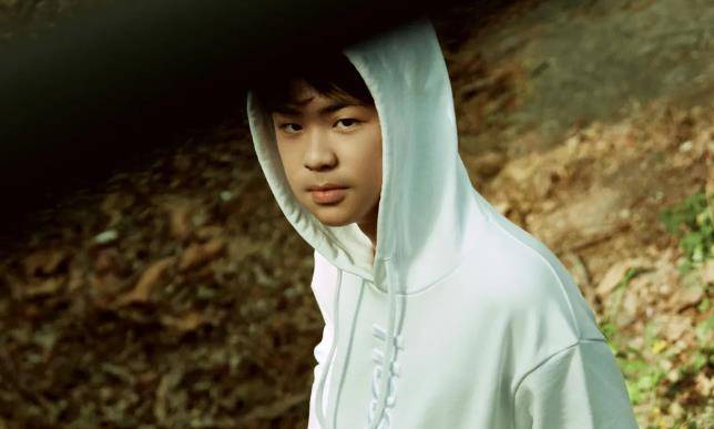 没继承蒋勤勤美貌,单眼皮随父亲陈建斌,14岁陈虎虎长