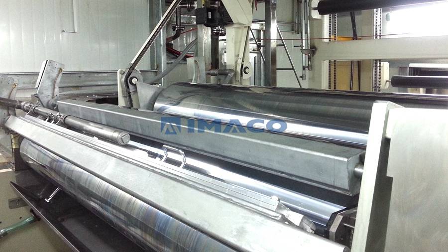 整个涂布头部分整体结构复杂,要求上胶辊,涂布辊,牵引辊及刮刀的加工