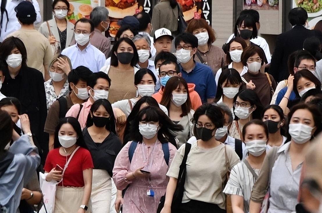 春节期间很多人去电影院,商场这些人群密集的场所,已经不再戴口罩